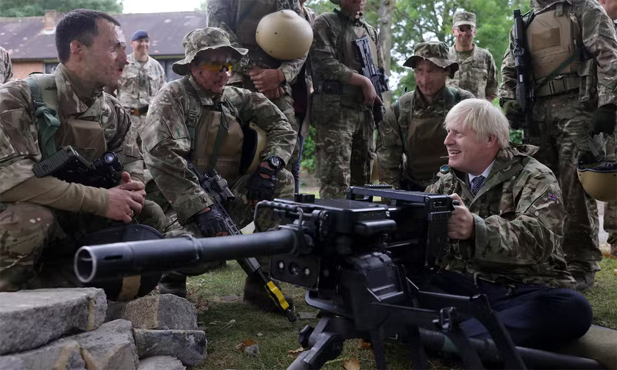 Thủ tướng Anh huấn luyện cùng lính Ukraine