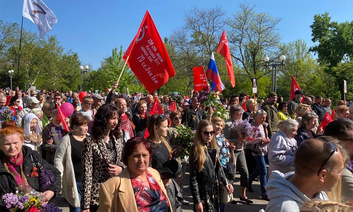 Dân tỉnh Kherson, miền nam Ukraine tham gia diễu hành Trung đoàn Bất tử ngày 9/5. Ảnh: RIA Novosti.