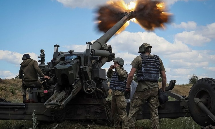 Binh sĩ Ukraine khai hỏa một quả đạn từ lựu pháo FH-70 về phía các lực lượng Nga ở vùng Donbass hôm 18/7. Ảnh: Reuters.