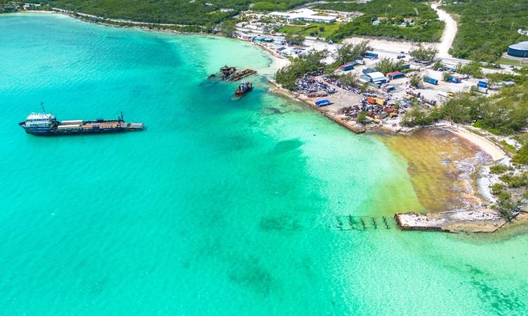 Khu vực bờ biển Great Exuma ở thị trấn George Town, Bahamas, hôm 20/7. Ảnh: Reuters.