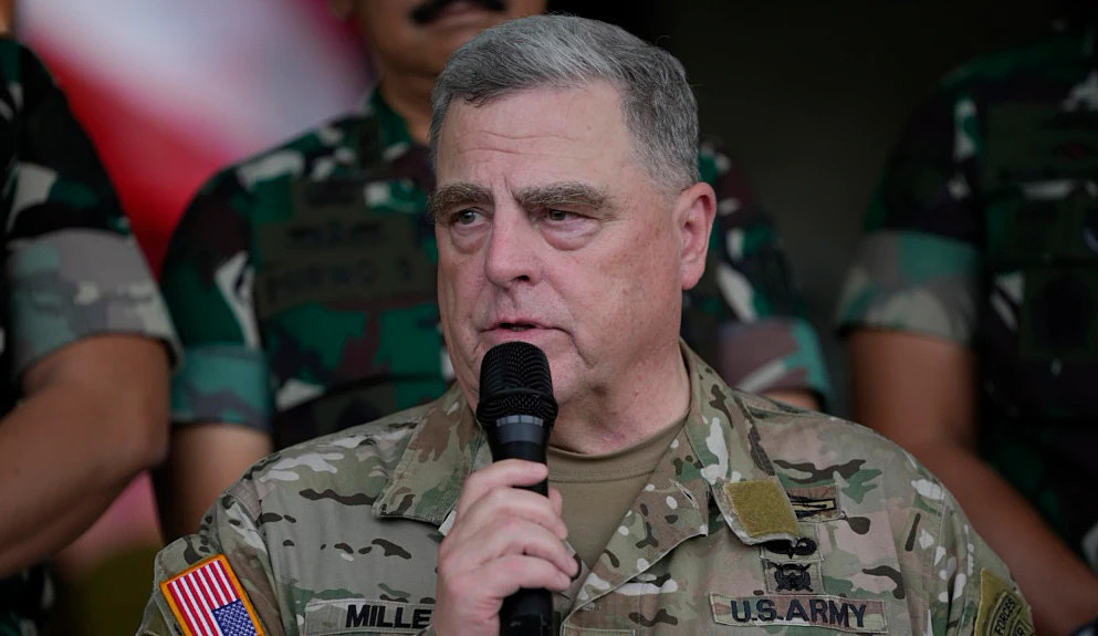 Chủ tịch Hội đồng Tham mưu trưởng Liên quân Mỹ, tướng Mark Milley phát biểu tại Bộ Chỉ huy Quân sự Indonesia ở Jakarta ngày 24/7. Ảnh: AP.