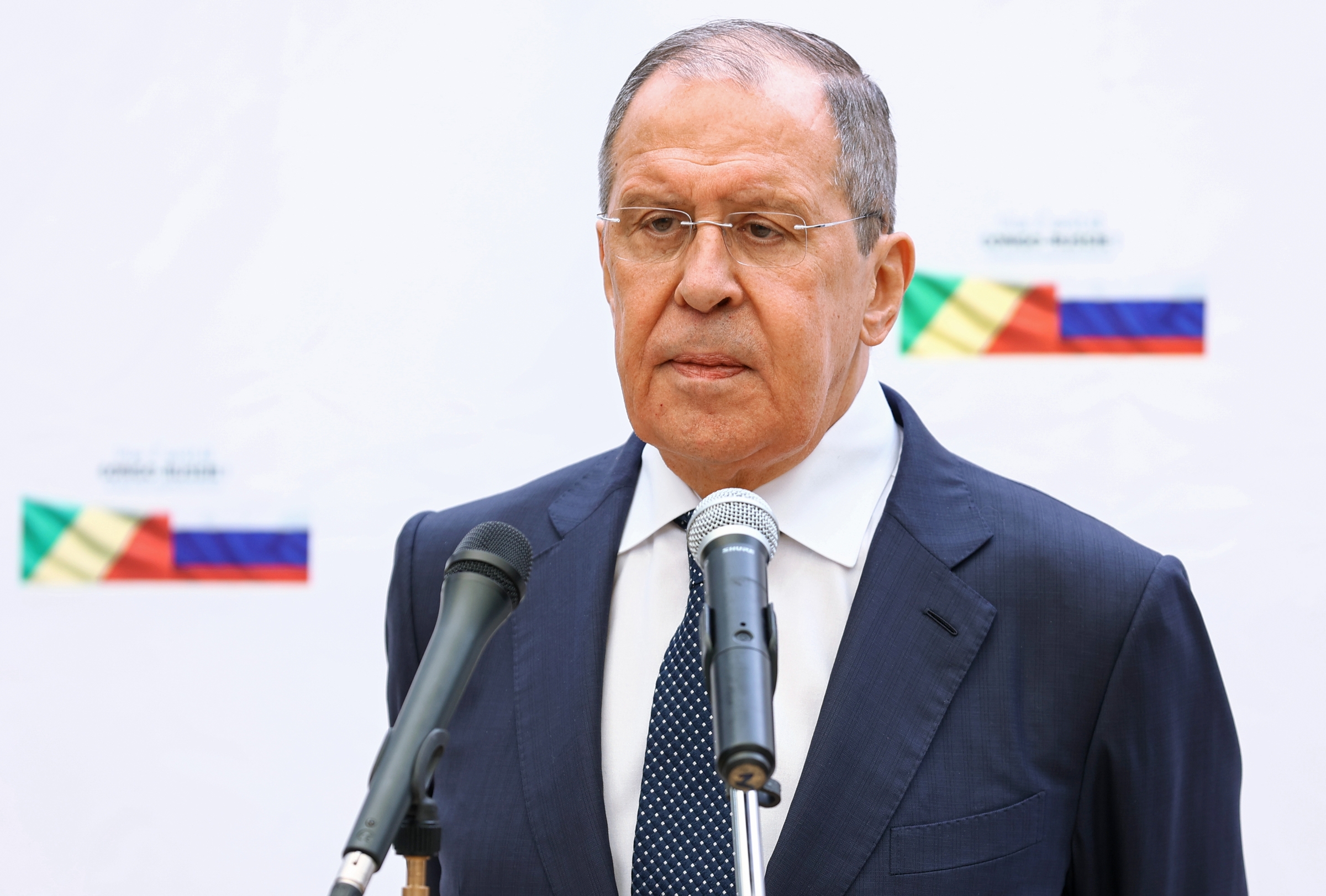 Ngoại trưởng Lavrov họp báo sau cuộc gặp người đồng cấp Jean-Claude Gakosso ở Congo ngày 25/7. Ảnh: AFP.