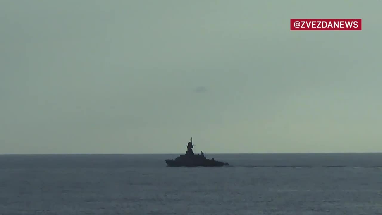 Khoảnh khắc tên lửa hành trình Nga đánh vào cảng Odessa