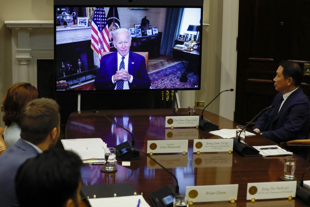 Tổng thống Mỹ Joe Biden họp video với tập đoàn SK Hàn Quốc tại Nhà Trắng ngày 26/7. Ảnh: AFP