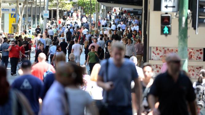 Consumer confidence remains weak and at levels last seen during the early stages of the pandemic. (Dan Peled/AAP PHOTOS)