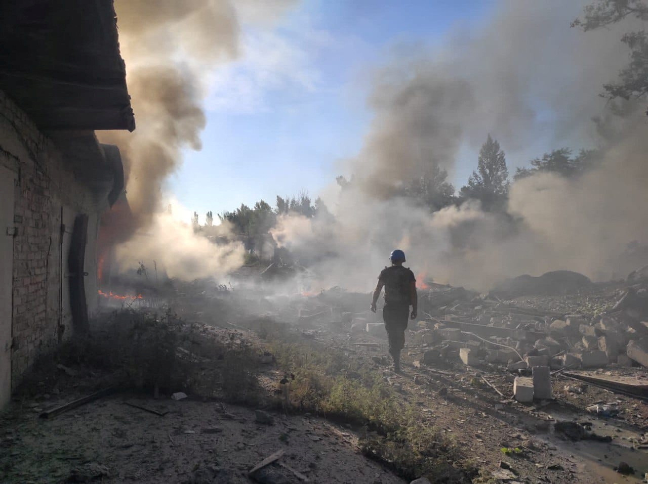 Nhân viên cứu hộ tại hiện trường một khu dân cư bị tấn công ở thị trấn Toretsk, tỉnh Donetsk, Ukraine, hôm 27/7. Ảnh: Reuters.