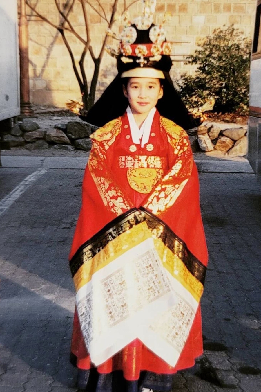 Eun Bin trên phim trường Hoàng hậu Minh Thành năm 2001. Ảnh: Naver