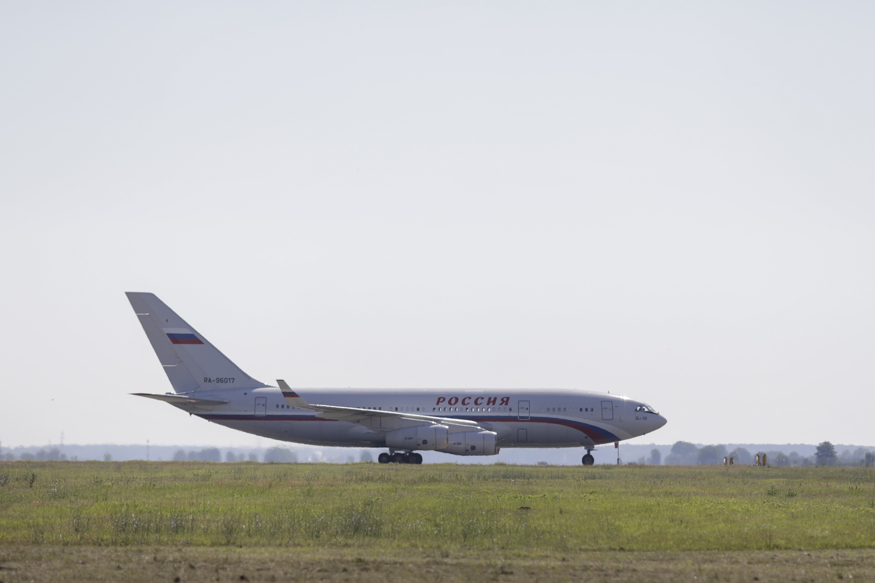 Máy bay Ilyushin Il-96 của Nga hạ cánh tại sân bay thủ đô bucharest, Romania, ngày 1/7. Ảnh: Inquam Photo