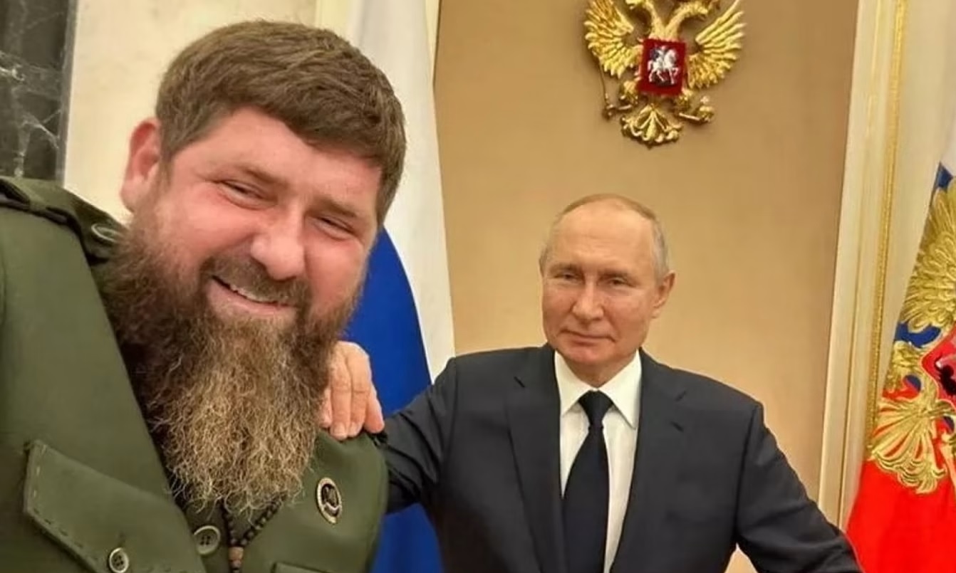 Lãnh đạo Chechnya Ramzan Kadyrov (trái) và Tổng thống Nga Vladimir Putin trong bức ảnh đăng ngày 28/6. Ảnh: Telegram/ Kadyrov