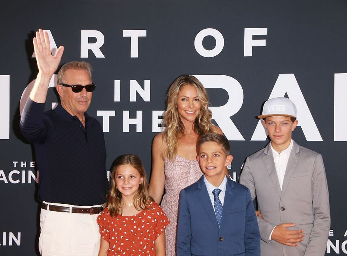 Gia đình Kevin Costner (trái) ra mắt phim The Art of Racing in the Rain, năm 2019. Ảnh: Michael Tran