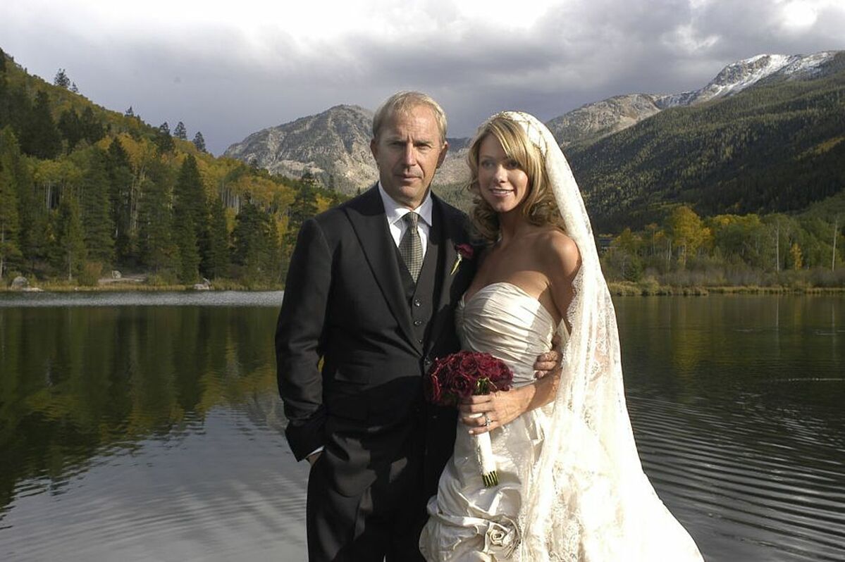 Kevin Costner kết hôn với Christine Baumgartner - nhà thiết kế túi xách, vào năm 2004. Ảnh: WireImage House