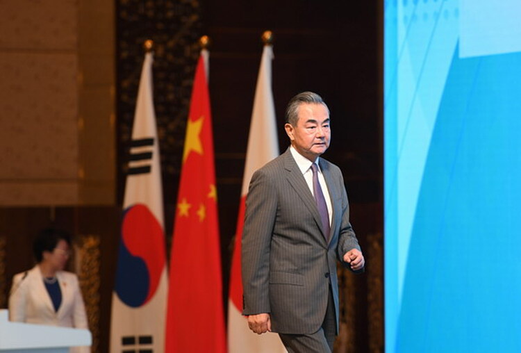 Nhà ngoại giao hàng đầu Trung Quốc Vương Nghị dự lễ khai mạc Diễn đàn quốc tế về hợp tác ba bên tại Thanh Đảo ngày 3/7. Ảnh: Bộ Ngoại giao Trung Quốc