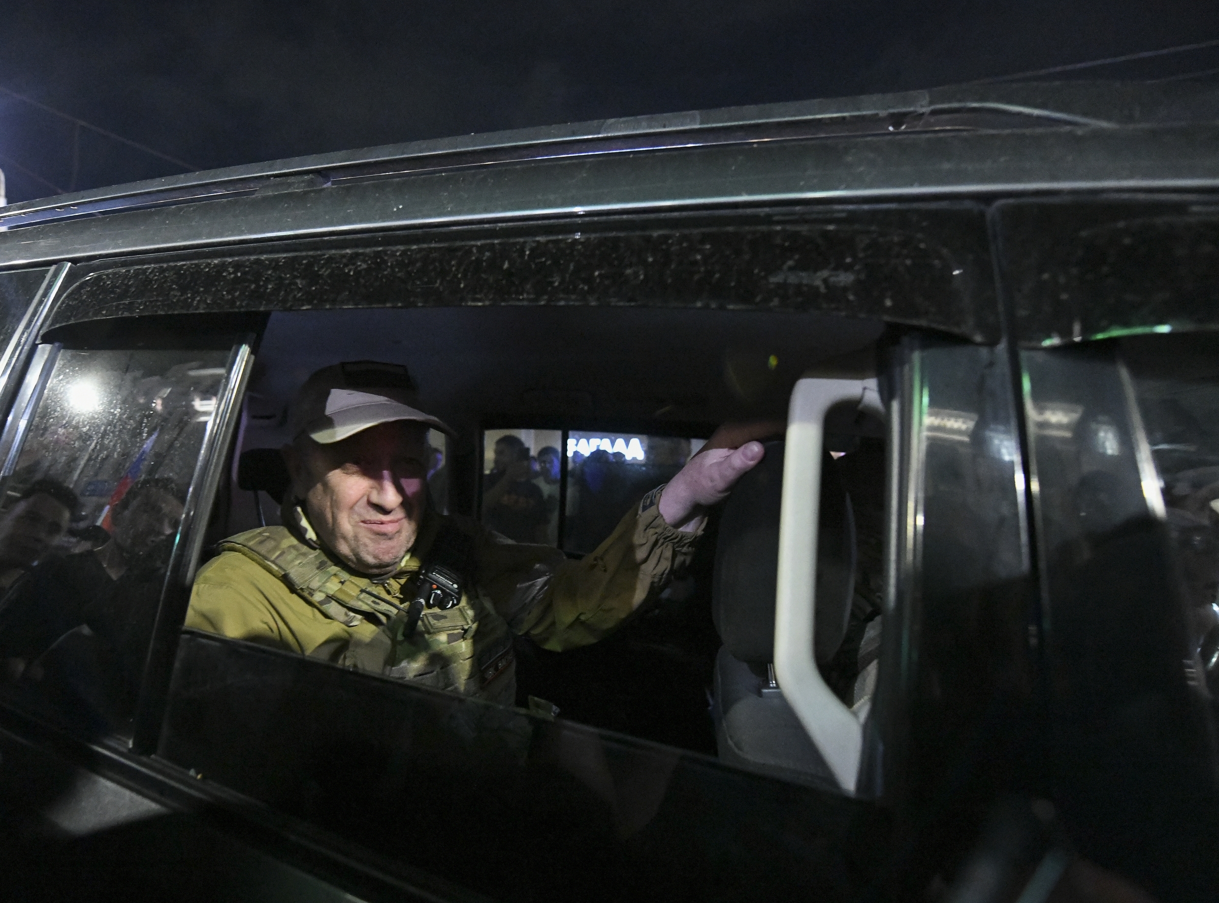 Trùm Wagner Yevgeny Prigozhin rời trụ sở Quân khu miền Nam ở thành phố Rostov-on-Don, Nga ngày 24/6. Ảnh: AFP