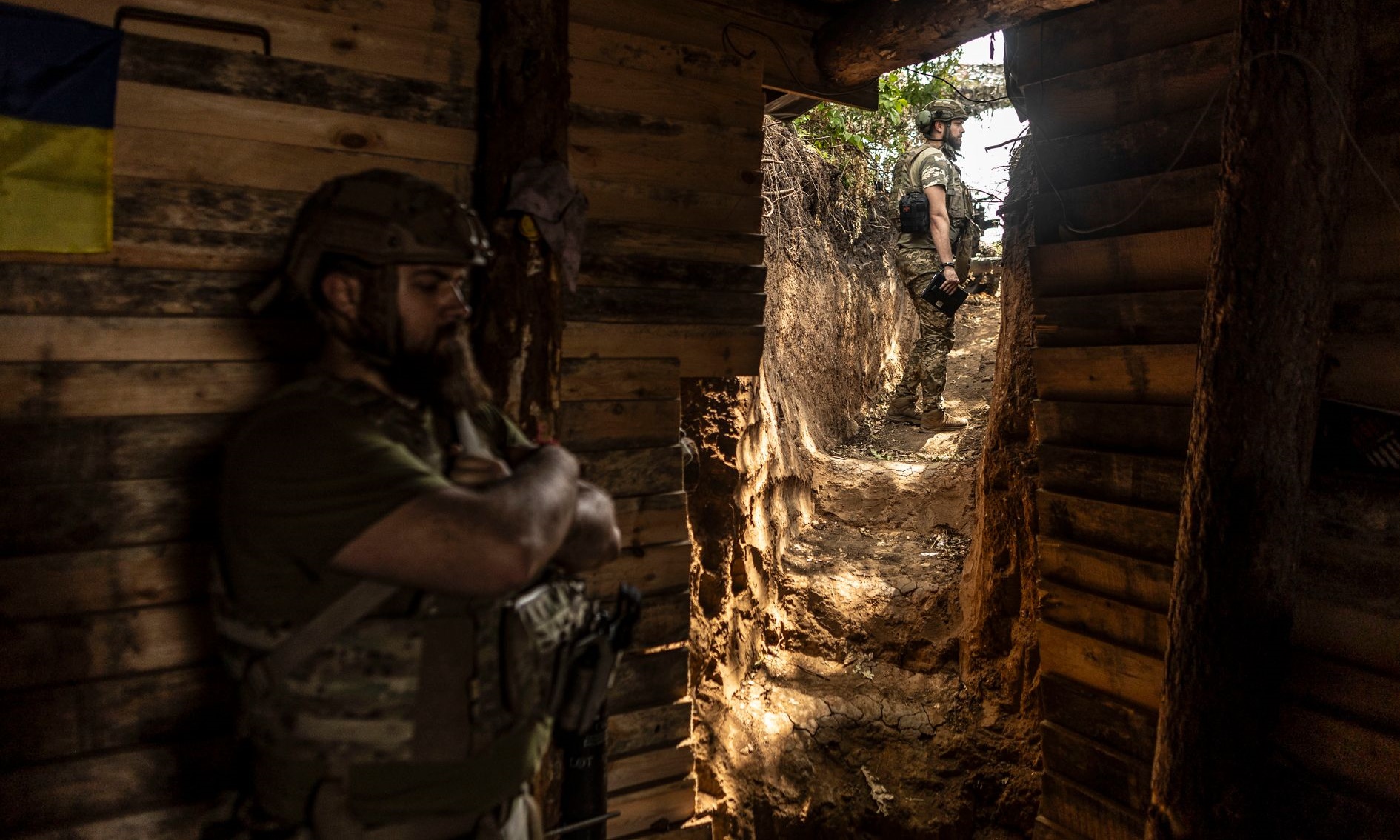 Các binh sĩ Ukraine bên trong một căn hầm gần Bakhmut hồi cuối tháng trước. Ảnh: WSJ