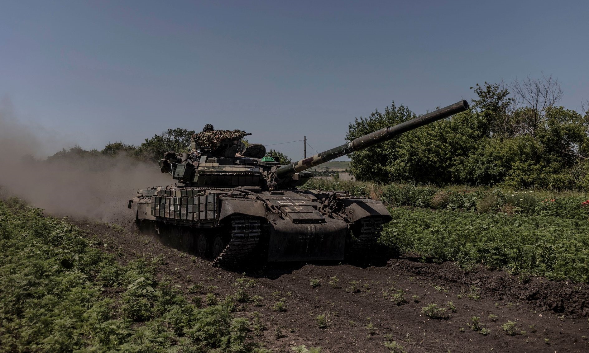Xe tăng Ukraine trên đường tới thành phố Chasiv Yar, vùng Bakhmut, miền đông Ukraine. Ảnh: WSJ