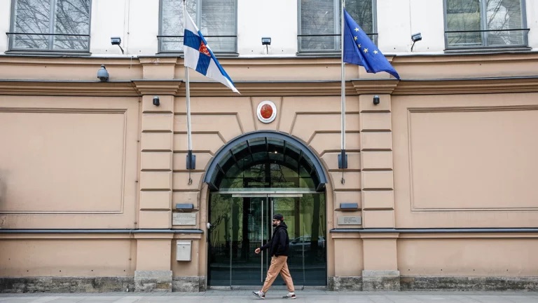 Bên ngoài tổng lãnh sự quán Phần Lan tại St Petersburg, Nga. Ảnh: Eastern Herald