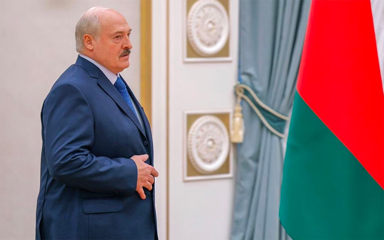 Tổng thống Belarus Alexander Lukashenko trước cuộc họp báo tại Minsk ngày 6/7. Ảnh: Reuters