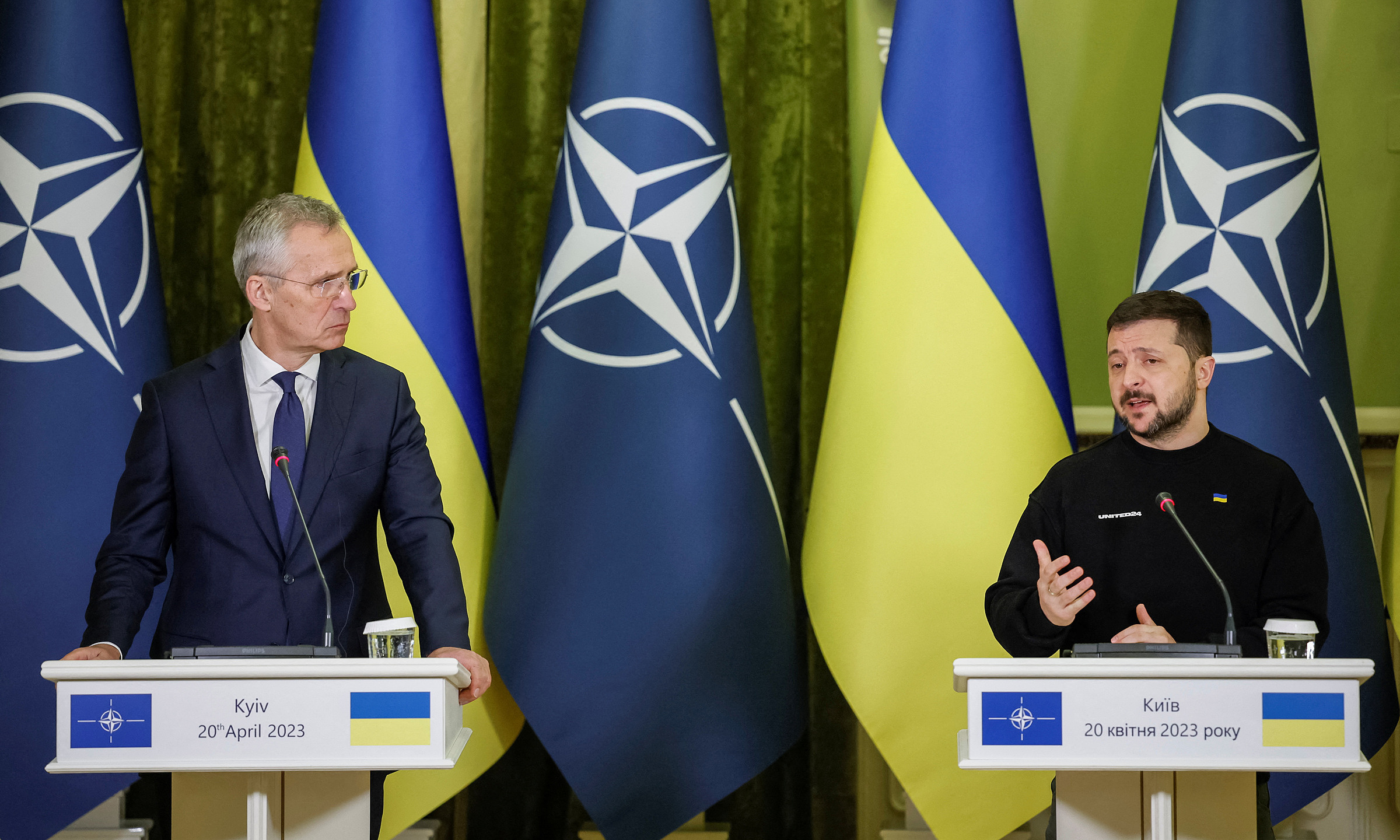 Tổng thống Ukraine Volodymyr Zelensky (phải) và Tổng thư ký NATO Jens Stoltenberg tại cuộc họp báo ở Kiev ngày 20/4. Ảnh: Reuters
