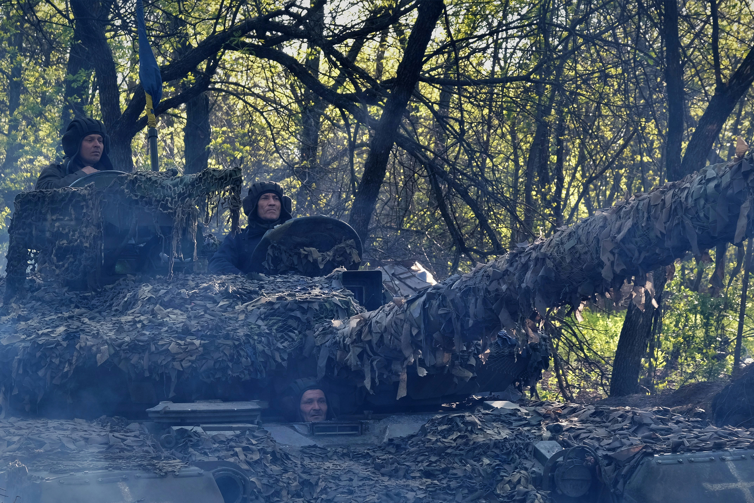 Quân nhân Ukraine lái xe tăng T-64 tiến về tiền tuyến gần Bakhmut, tỉnh Donetsk ngày 7/5. Ảnh: AFP
