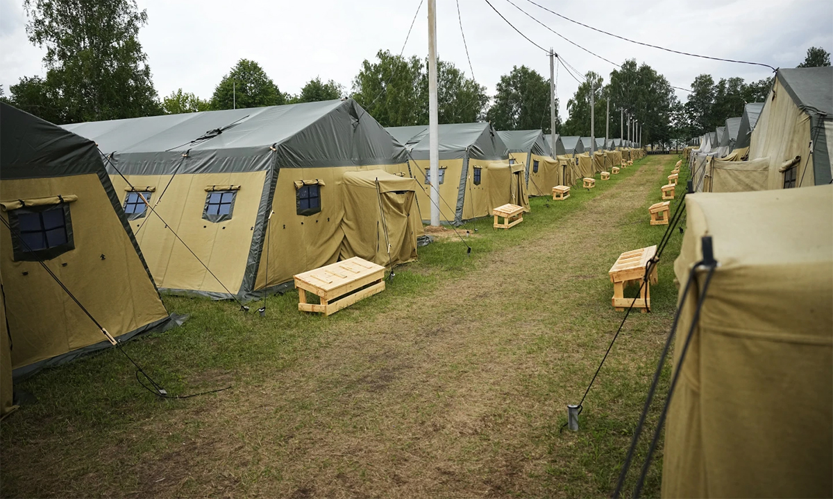 Những chiếc lều phục vụ đợt diễn tập của quân đội Belarus tại doanh trại dự kiến dành cho lực lượng Wagner gần Tsel ngày 7/7. Ảnh: AP