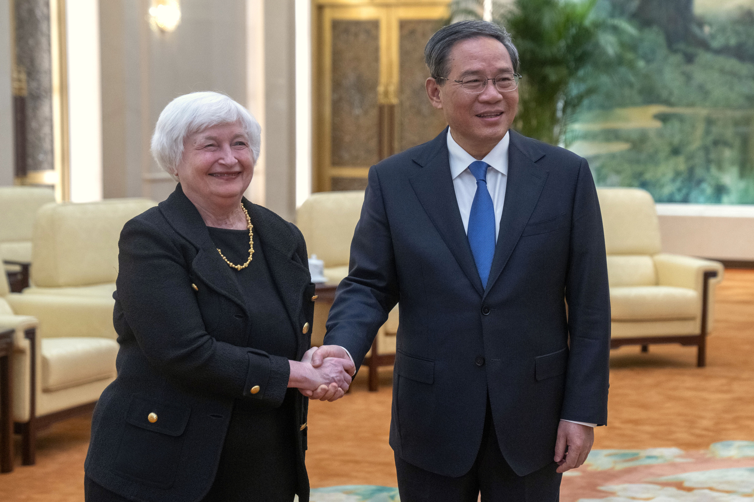 Thủ tướng Trung Quốc Lý Cường (phải) bắt tay Bộ trưởng Tài chính Mỹ Janet Yellen tại Đại lễ đường Nhân dân ở Bắc Kinh ngày 7/7. Ảnh: AFP