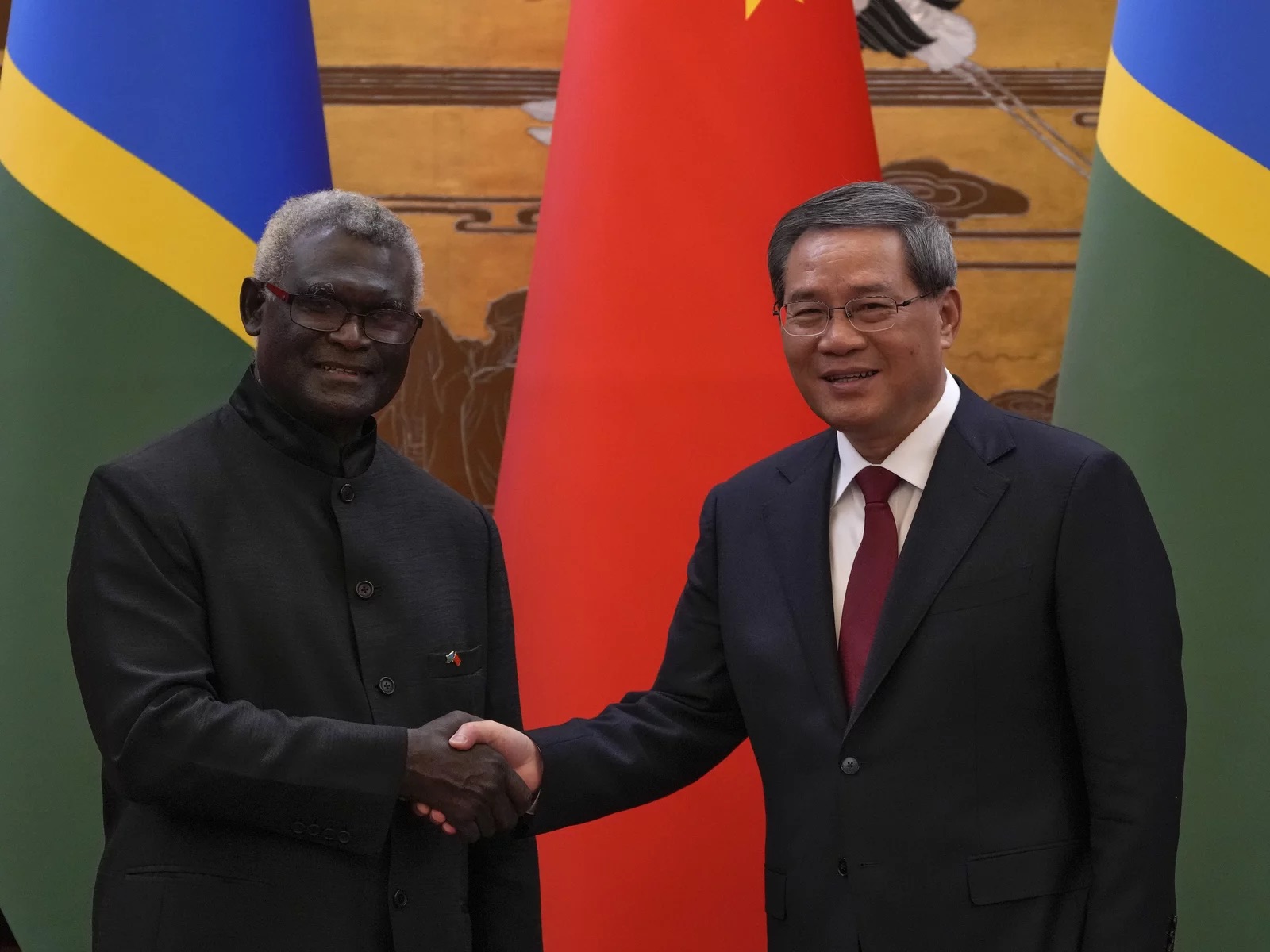 Thủ tướng Quần đảo Solomon Manasseh Sogavare (trái) gặp Thủ tướng Trung Quốc Lý Cường tại Đại lễ đường Nhân dân ở Bắc Kinh ngày 10/7. Ảnh: AP