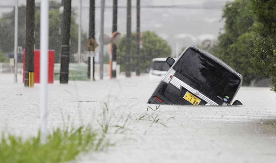Ôtô chìm trong nước lũ ở Kurrume, tỉnh Fukuoka, tây nam Nhật Bản, ngày 10/7. Ảnh: Kyodo