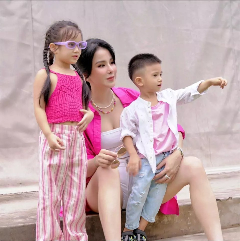 Con gái được Diệp Lâm Anh quyết giành quyền nuôi: 5 tuổi mặc đồ của mẹ, sành điệu như mẫu nhí - 9