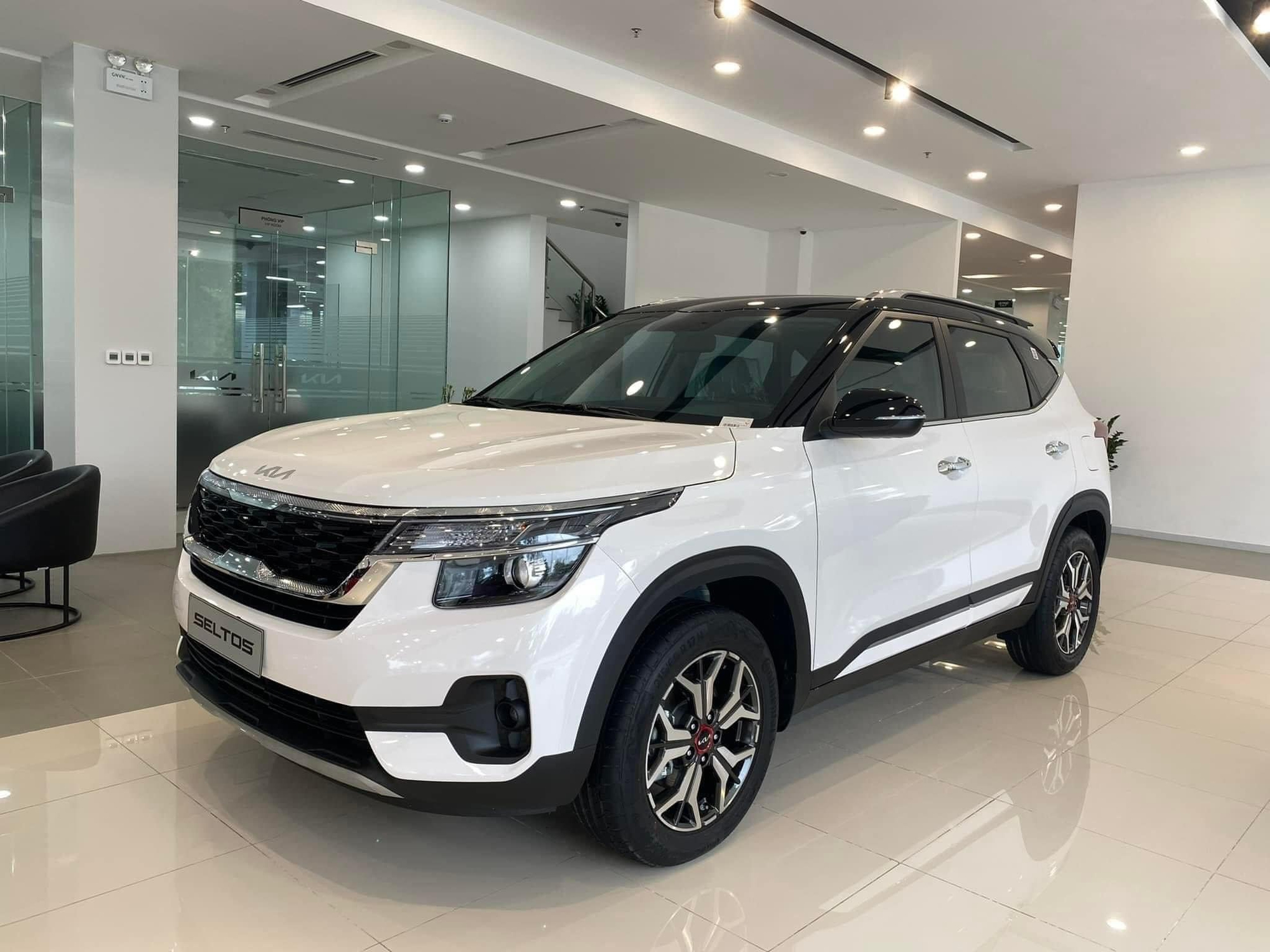 Ngôi đầu nhiều phân khúc bị xáo trộn: Vios lấy lại ngôi vương, Seltos lật đổ Corolla Cross - Ảnh 4.