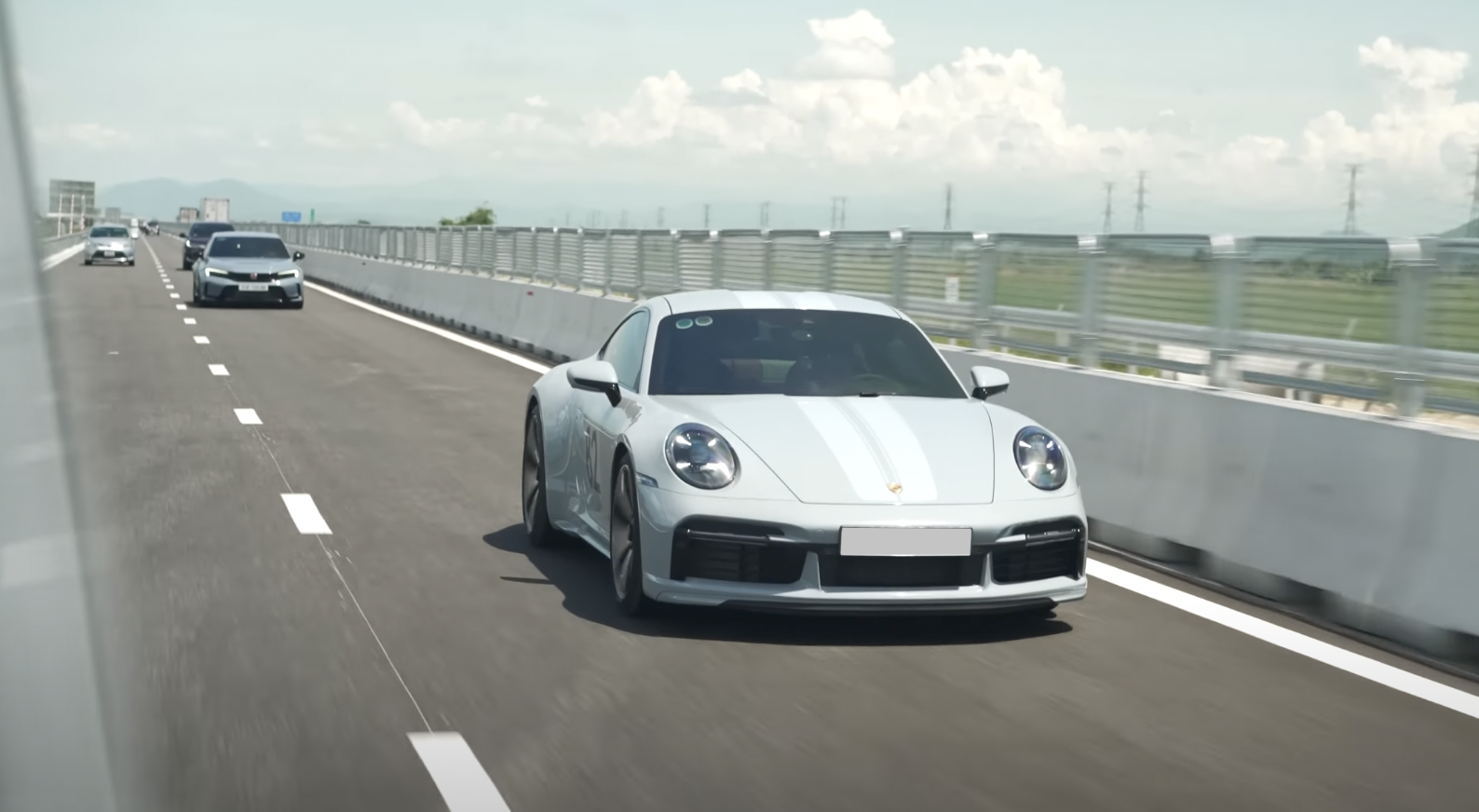 Cường Đô La ‘review’ Porsche 911 số sàn vừa mua giá hơn 19 tỷ đồng: ‘Lái thích, nhưng đi đường dài hơi đuối và ê ẩm chân’ - Ảnh 3.