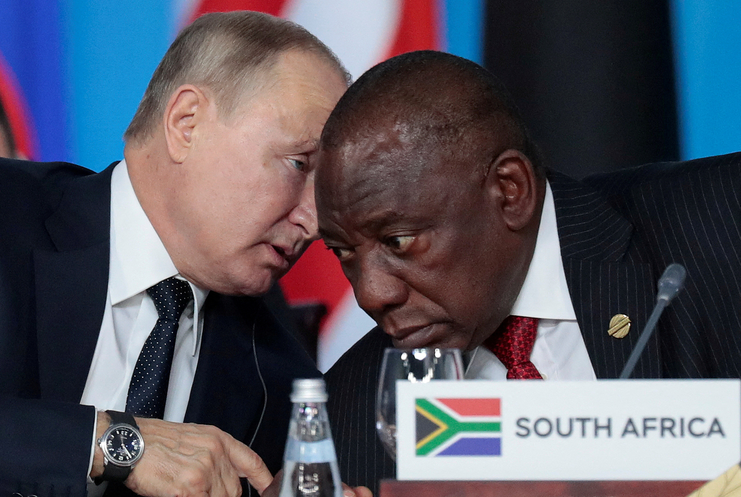 Tổng thống Vladimir Putin (trái) và Tổng thống Nam Phi Cyril Ramaphosa tại sự kiện ở Sochi, Nga hồi tháng 10/2019. Ảnh: Reuters