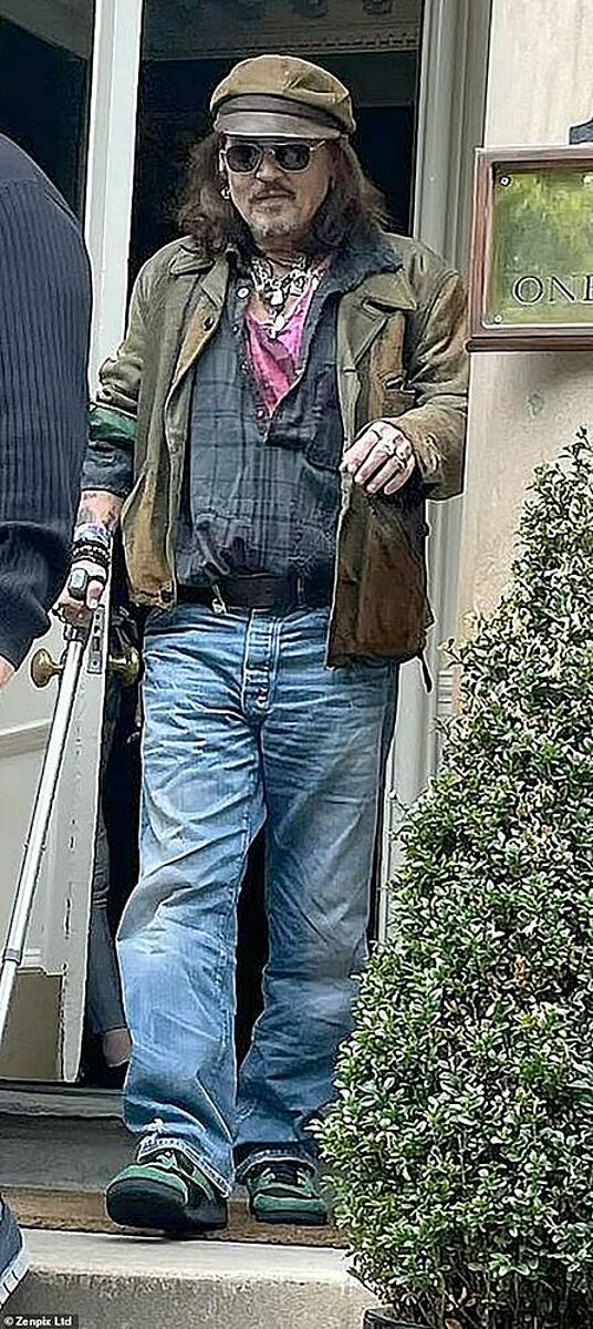 Johnny Depp chống nạng khi rời khỏi khách sạn ở Glasgow, hôm 14/7. Ảnh: Daily Mail