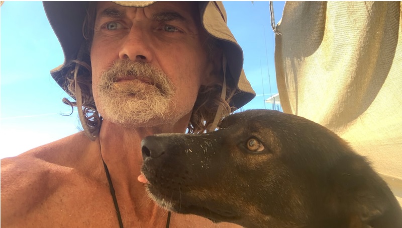 Ông Tim Shaddock và chó cưng Bella khi khởi hành hồi tháng 4. Ảnh: 9News