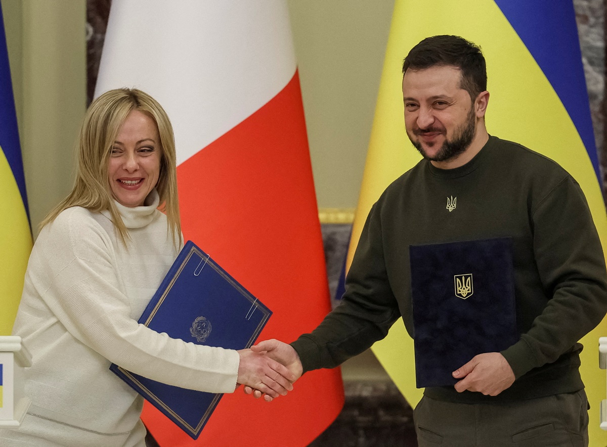 Thủ tướng Italy Giorgia Meloni và Tổng thống Ukraine Zelensky bắt tay trước cuộc họp báo chung tại Kiev hồi tháng hai. Ảnh: Reuters