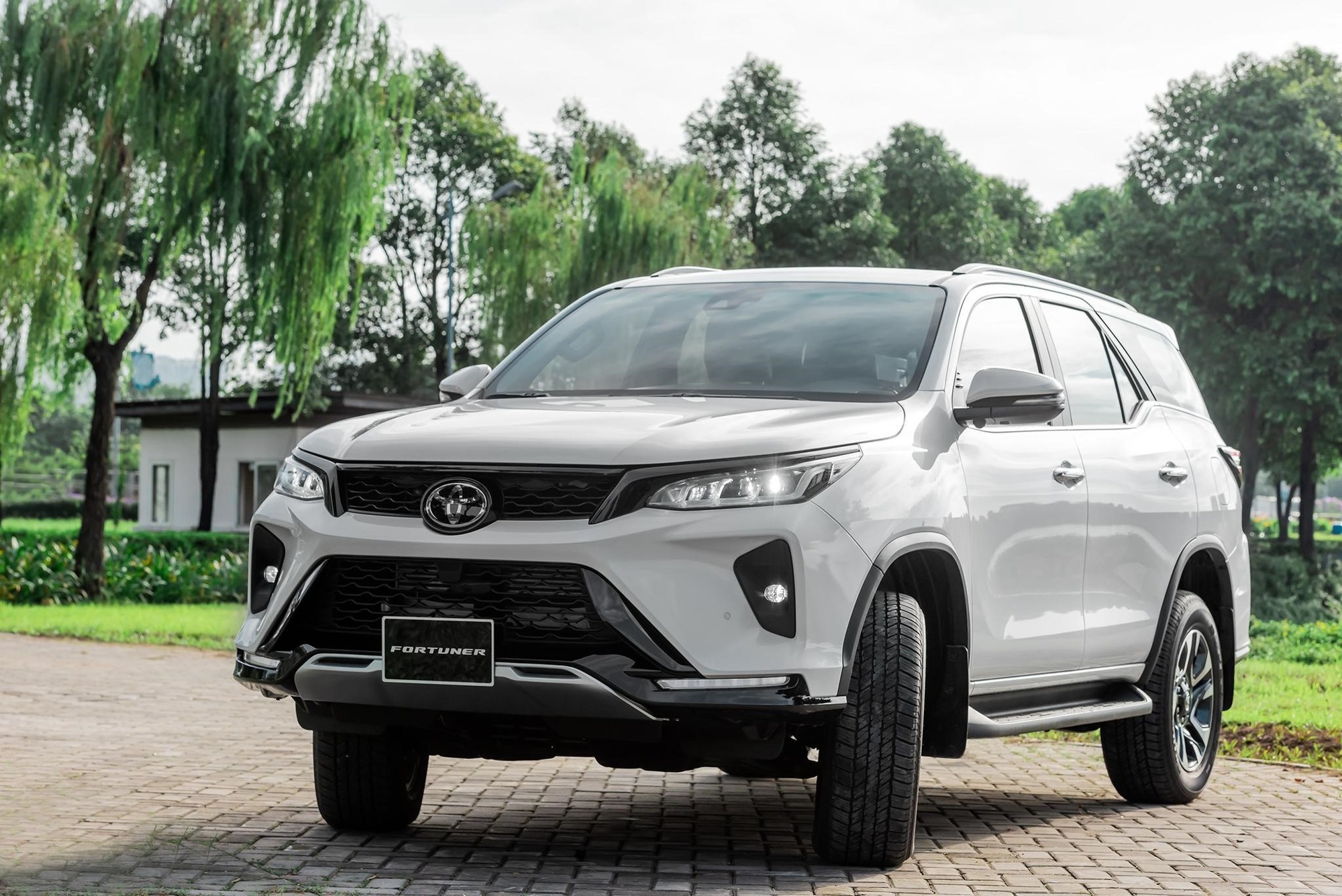 Tranh cãi về hình ảnh Toyota Fortuner 2024 mới rò rỉ: Dáng quá giống đời cũ, nhiều chi tiết 'chắp vá' - Ảnh 2.