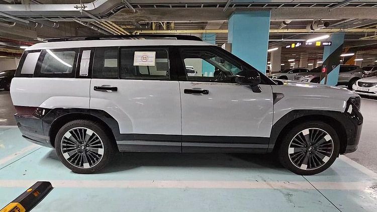 Hyundai Santa Fe 2024 ngoài đời thực: Hầm hố như Land Rover, chờ ngày lăn bánh tại Việt Nam - Ảnh 2.