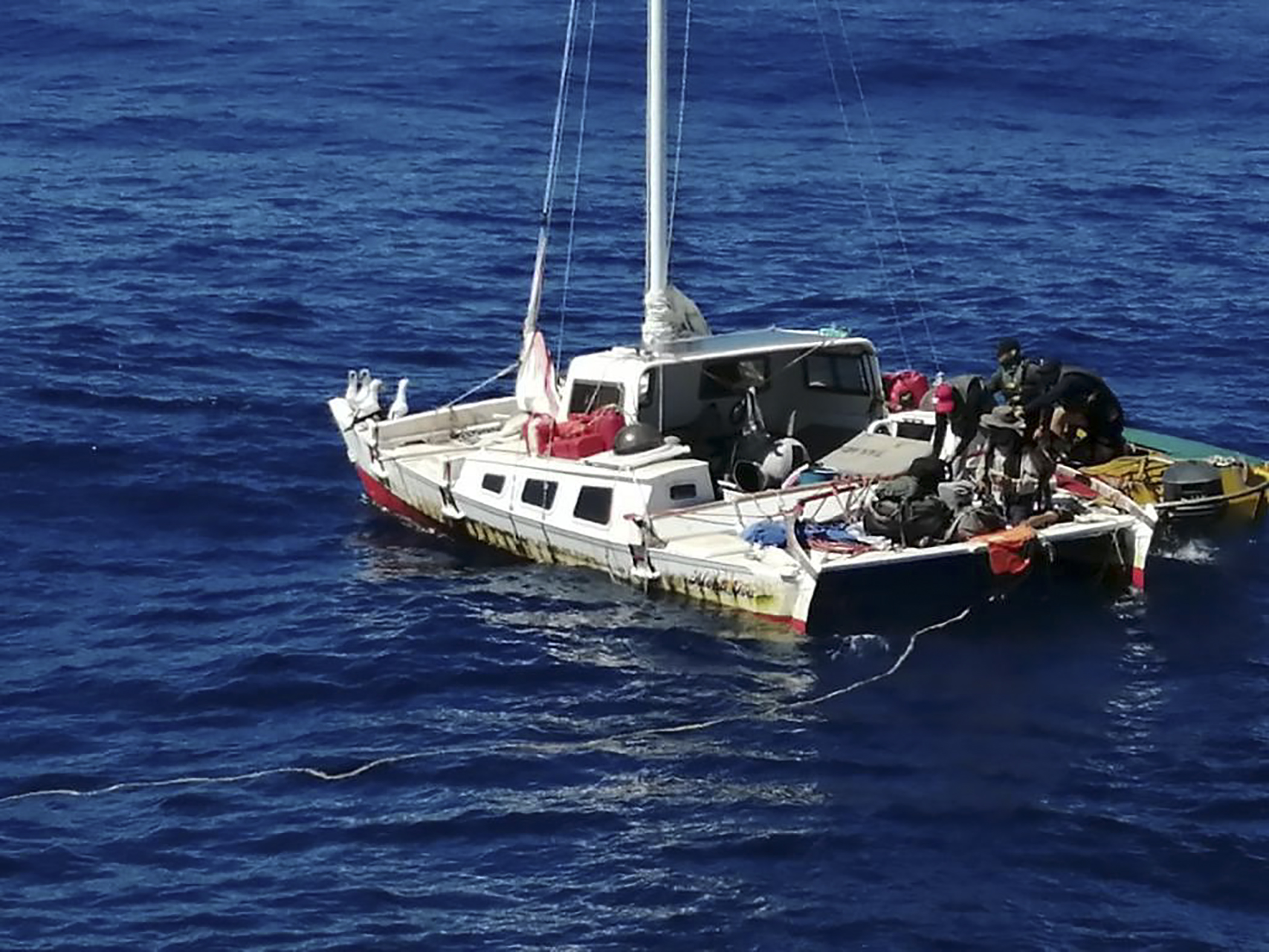 Thủy thủ đoàn tàu đánh cá ngừ Maria Delia tiếp cận thuyền, giải cứu Shaddock và chó Bella ngày 16/7. Ảnh: AFP