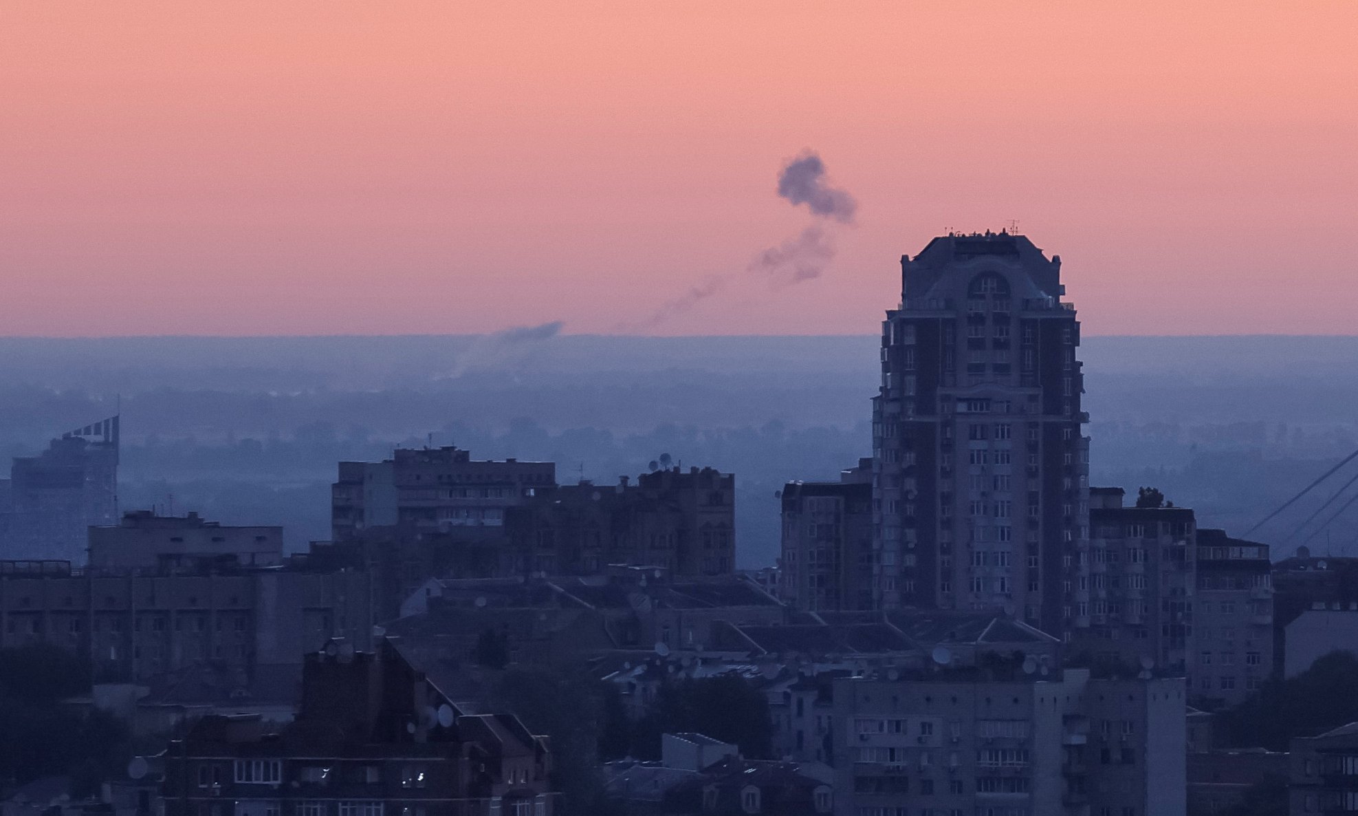 Khói bốc lên tại thủ đô Kiev của Ukraine sau đợt không kích sáng 19/7. Ảnh: Reuters