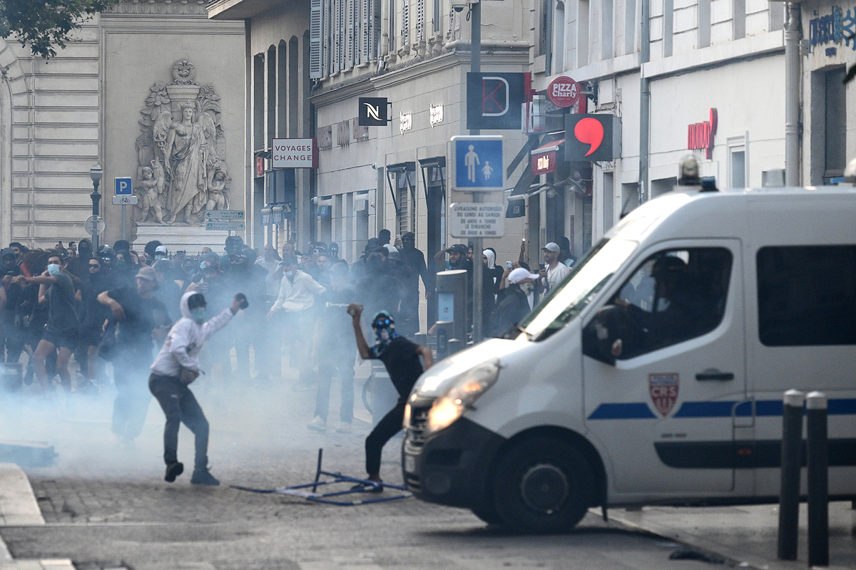 Người biểu tình đụng độ cảnh sát tại thành phố Marseille, miền nam nước Pháp, vào ngày 30/6. Ảnh: AFP