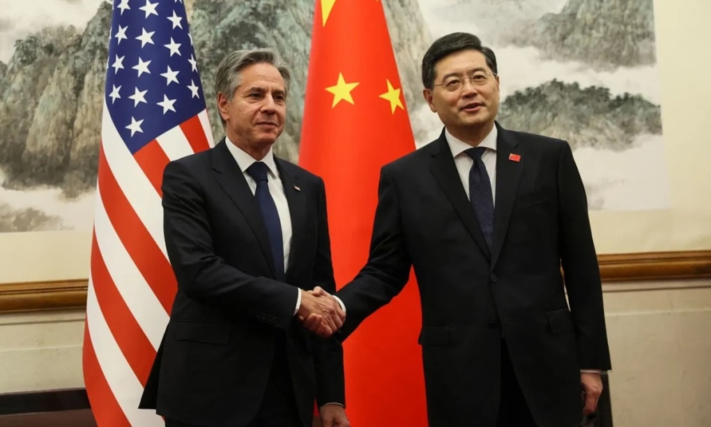 Ngoại trưởng Mỹ Antony Blinken (trái) và Ngoại trưởng Trung Quốc Tần Cương bắt tay trước cuộc gặp tại Nhà khách Chính phủ Điếu Ngư Đài ở Bắc Kinh ngày 18/6. Ảnh: AFP
