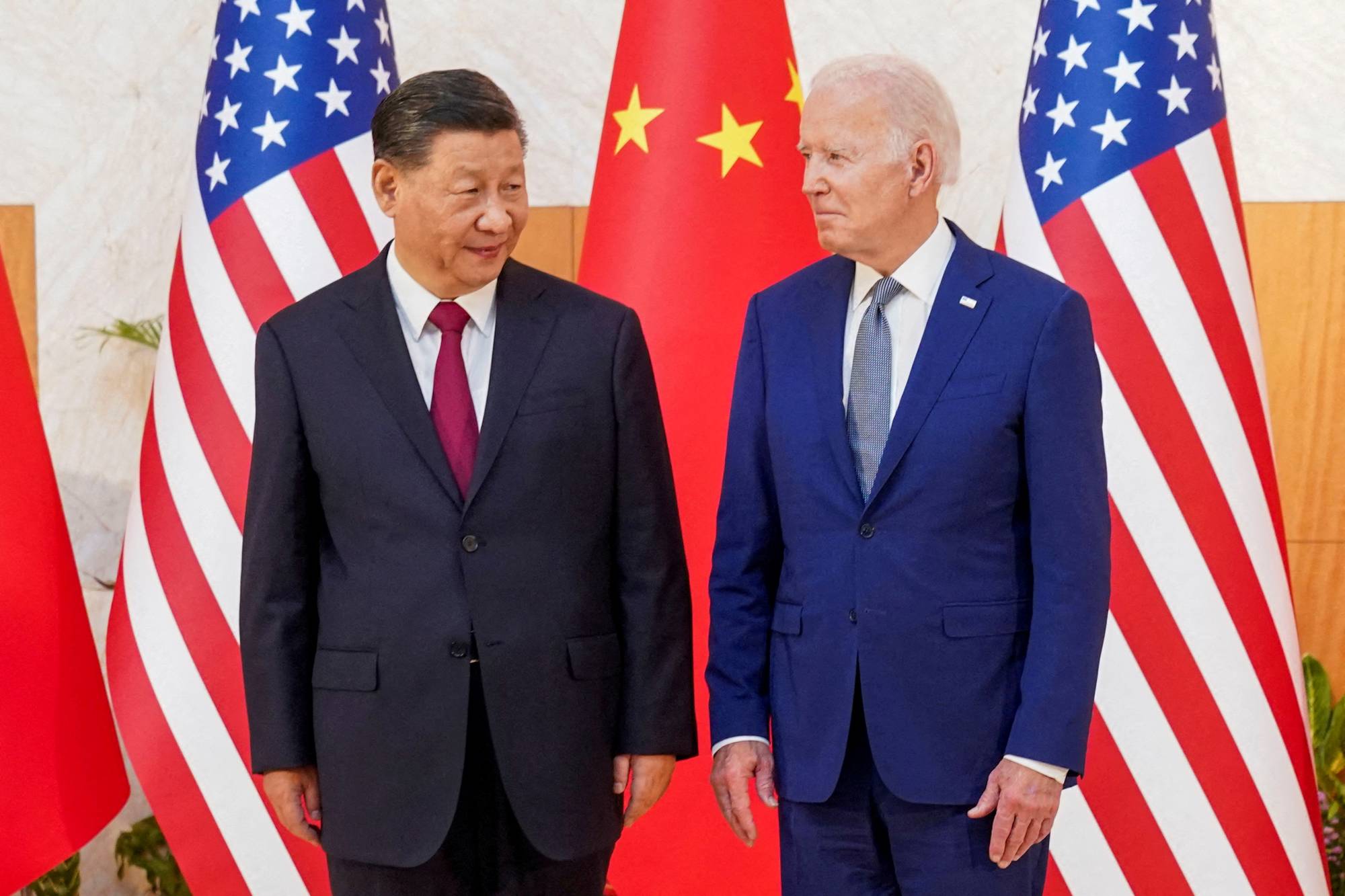 Tổng thống Mỹ Joe Biden (phải) và Chủ tịch Trung Quốc Tập Cận Bình tại Bali, Indonesia hồi tháng 11/2022. Ảnh: Reuters