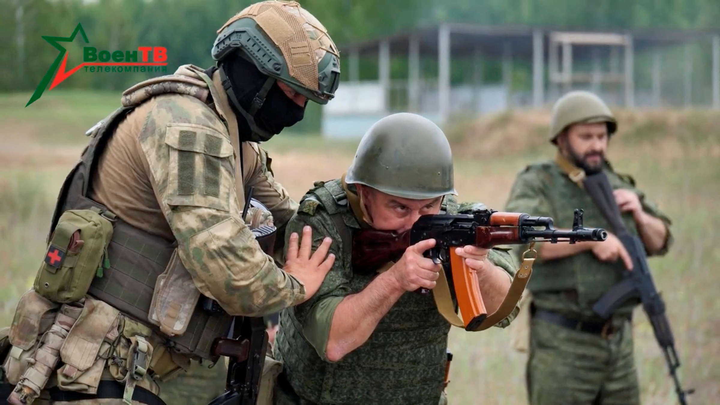 Một thành viên Wagner huấn luyện cho binh sĩ Belarus gần thị trấn Osipovichi, Belarus ngày 14/7. Ảnh: Reuters