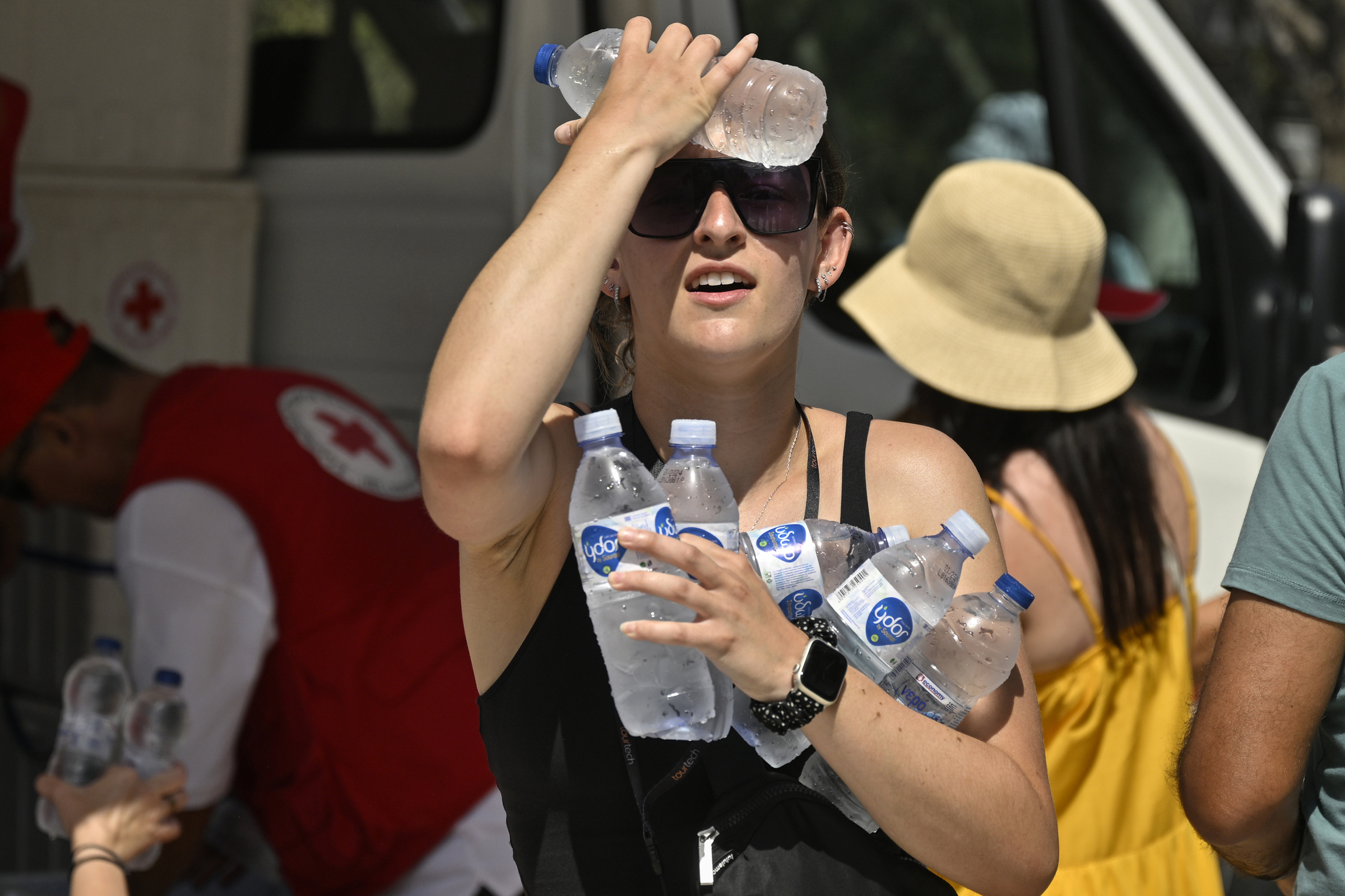 Du khách nhận phát nước lạnh từ xe của tổ chức Chữ thập Đỏ Hy Lạp ở thủ đô Athens ngày 20/7. Ảnh: AFP
