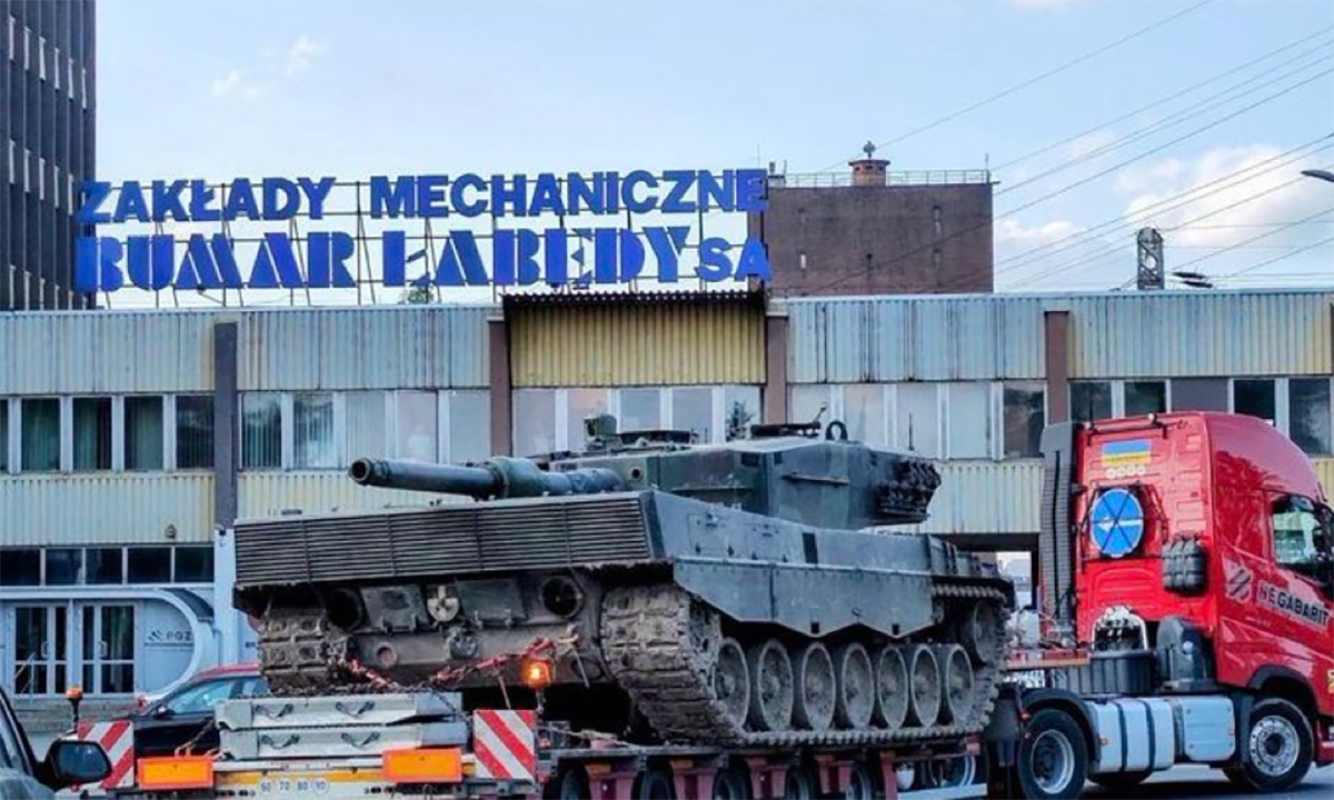 Xe tăng Leopard 2 được chuyển tới nhà máy cơ khí Bumar Labedy ở Gliwice. Ảnh: Twitter/mblaszczak