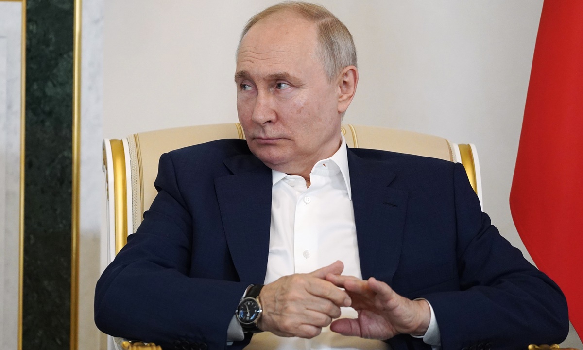 Tổng thống Nga Vladimir Putin trong cuộc gặp với Tổng thống Belarus Alexander Lukashenko tại St. Petersburg ngày 23/7. Ảnh: AFP