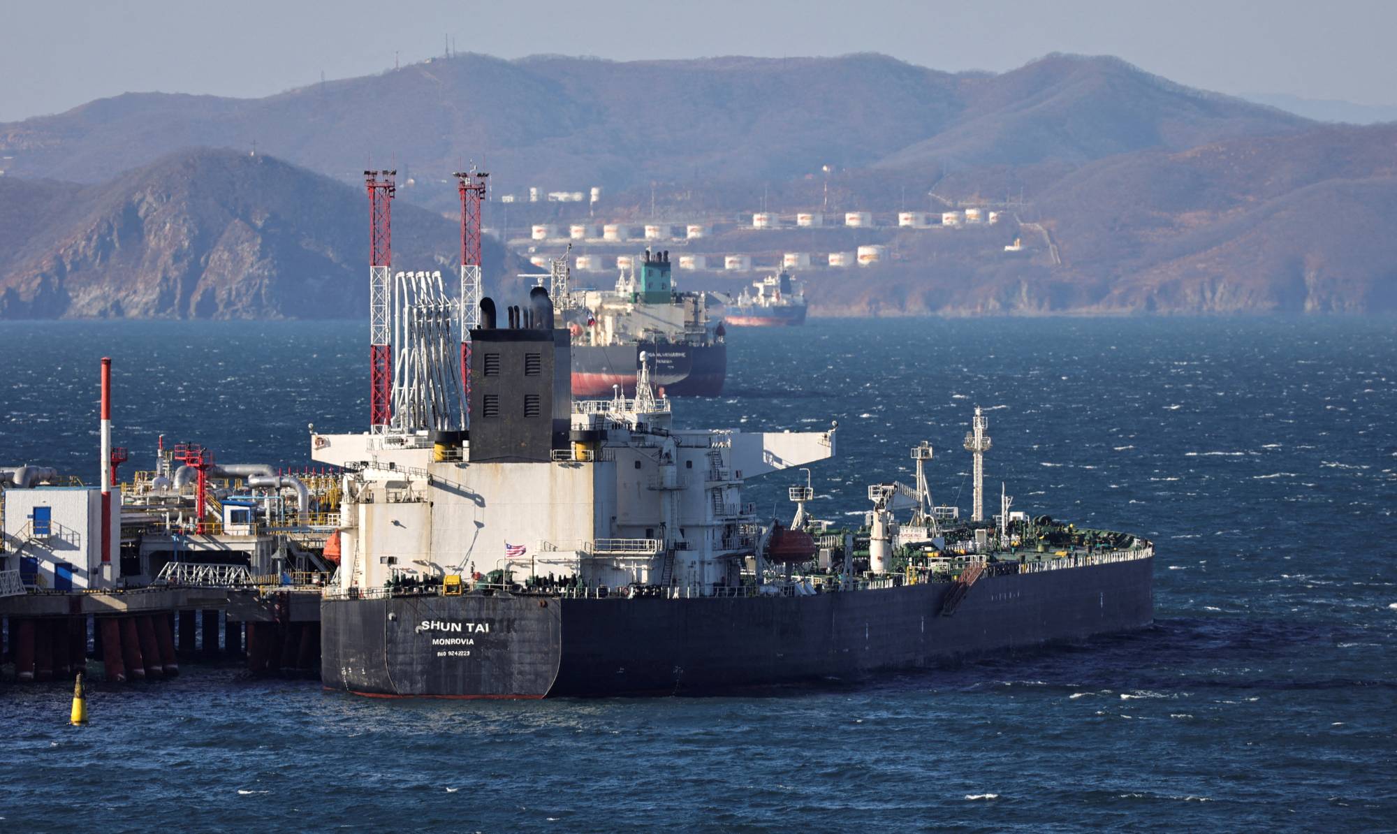 Một tàu chở dầu thô neo đậu gần thành phố cảng Nakhodka, Nga vào tháng 12/2022. Ảnh: Reuters