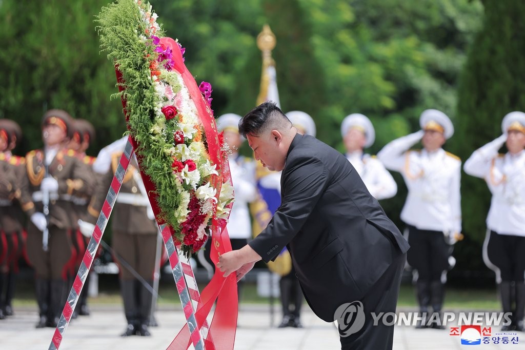 Lãnh đạo Triều Tiên Kim Jong-un đặt vòng hoa tưởng niệm tại nghĩa trang lính Trung Quốc ở tỉnh Nam Pyongan ngày 25/7. Ảnh: KCNA