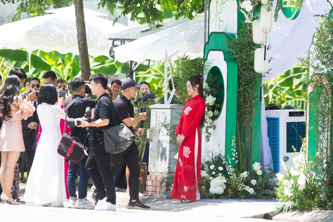 Toàn cảnh lễ ăn hỏi Phương Oanh: Shark Bình bảnh bao đón vợ bằng xe sang, cô dâu có biểu cảm hài hước - Ảnh 4.