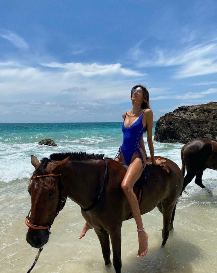 Mặc bikini cưỡi ngựa trên biển, gái Việt xô đổ gái ngoại độ hot, có trường hợp bị amp;#34;tuýt còiamp;#34; - 7
