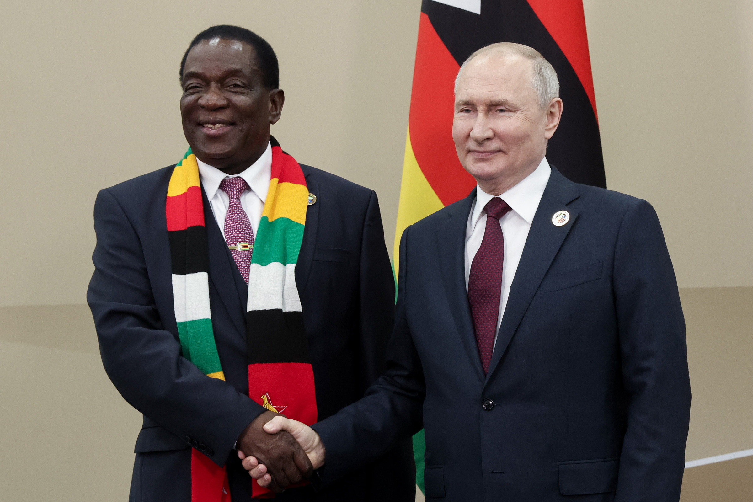 Tổng thống Nga Vladimir Putin gặp người đồng cấp Zimbabwe Emmerson Mnangagwa tại St. Petersburg ngày 27/7. Ảnh: AFP